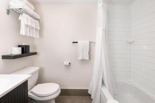 Quality Inn & Conference Centre Kingston Central - Kingston - 1