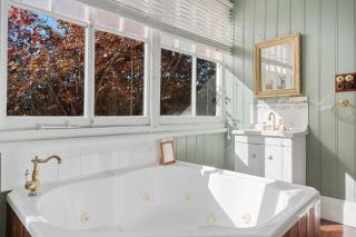 Magnolia Room, Franklin Lodge Huon Valley - Franklin - 1