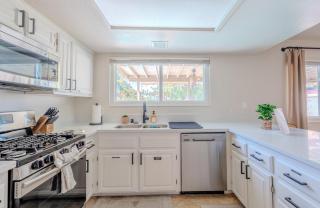 Spacious Lux Estate l 8 mins to Strip - Las Vegas - 2