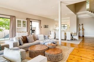 Camps Bay 4bed Villa w Pool Luxe on Central - 1