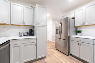 Modern Basement Suite, 2BR Sofa Bed, Parking - 7