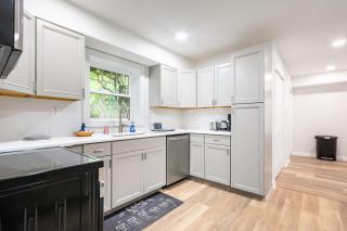 Modern Basement Suite, 2BR Sofa Bed, Parking - Greensboro - 3