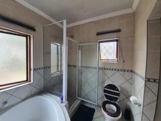 Uvongo Coastal Comfort - Uvongo Beach - 7