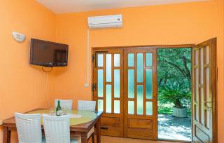 Cozy Apartment In Makarska With Wifi - Makarska - 1