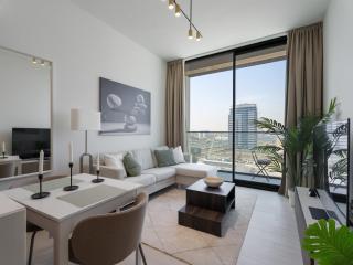 Luxe Escape - Stylish 1BR in Binghatti Venus-05 - 0