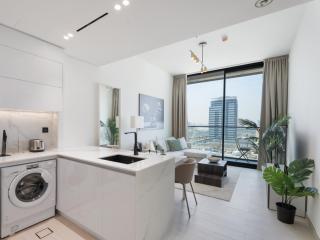 Luxe Escape - Stylish 1BR in Binghatti Venus-05 - 8