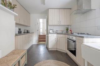 Stylish 4-Bed Brixton Home - London - 1