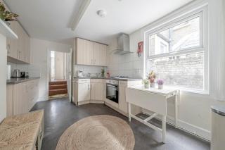 Stylish 4-Bed Brixton Home - London - 3