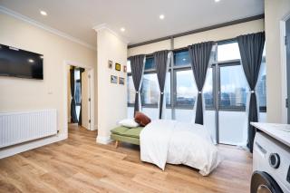 Staycation in Stratford E15 ideal for 3 - 5