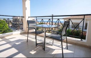 Modern Studio with Pool and Balcony Hillside and Sea Views For Business or Leisure Travellers - 4