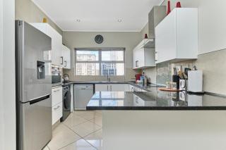 Executive 1 Bedroom Apartment in Sandton Cbd with City Views - Johannesburg - 7