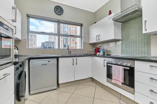 Executive 1 Bedroom Apartment in Sandton Cbd with City Views - Johannesburg - 3