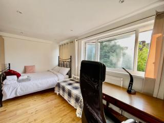 Homely luxury 4 Bedroom Villa with 4 Bathrooms - Elizabeth Line at walking distance - Wembley Stadium 7KM - 5