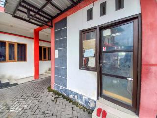 RedDoorz Syariah at Homestay Bougenville near Taman Alun-Alun Kota Lamongan - Lamongan - 6