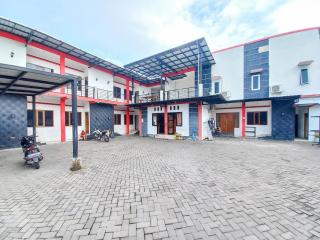 RedDoorz Syariah at Homestay Bougenville near Taman Alun-Alun Kota Lamongan - Lamongan - 4