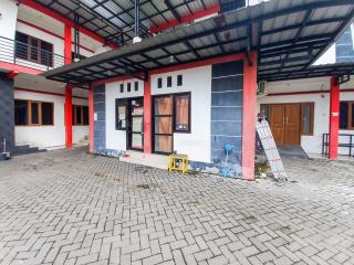 RedDoorz Syariah at Homestay Bougenville near Taman Alun-Alun Kota Lamongan - Lamongan - 9
