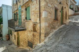 Tholopotami Stone House - - 9