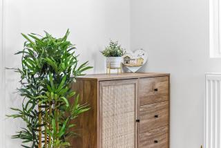 Bright and Airy 2BR Flat in London - 9