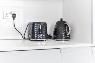 Bright and Airy 2BR Flat in London - 6