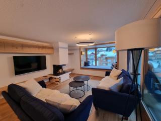 Riverside 2nd Floor South - 9