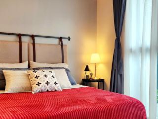 Shopping Haven across Uptown Mall and Mitsukoshi Mall FREE Parking with Washer - Manila - 0