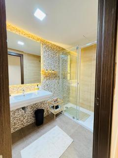 Centre-ville de Tanger, Appartement familial, 2 chambres, Proche mer, Face TGV, Parking privé, IPTV, AC, WIFI - Tanger - 1