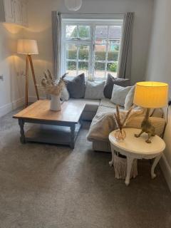 Entire Private Apartment with Kitchen and Lounge - - 7