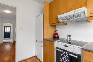 Stylish 2BR Apartment Close to City Center - Reykjavík - 3