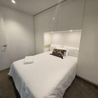 Chic 2BR City Stay Free Park - 6