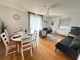 8 Einzelbetten - 6 Schlafzimmer - Wohnzimmer & große Terrasse mit Grill - 2 Bäder - Wohnung auf 2 Ebenen - Nähe Messe Stuttgart & A81 - Ideal für Teams & Familien - Böblingen - 0