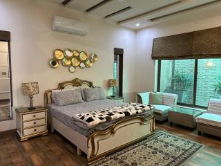 Comfortable luxury Bedroom - Faisalabad - 0