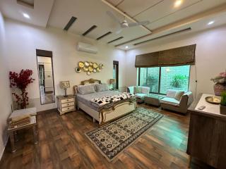 Comfortable luxury Bedroom - Faisalabad - 9