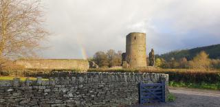 16th Century House, Castle Views, Mountain Views, Hot Tub, Firepit, Stunning Interiors - - 7