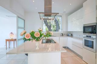 EDEN ROC Luxurious villa with sea view & huge pool in Cap d'Antibes - Antibes - 4