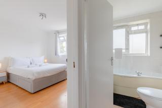 Well-located 3BD Flat with Private Balcony - Londra - 0