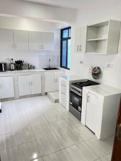Chic 2BR Masaki Hide away, With POOL & GYM - Dar es Salaam - 4