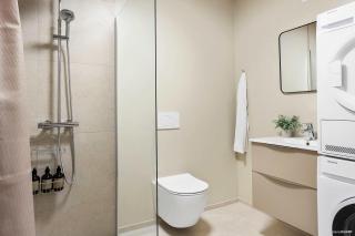 4-Person Midtown Apartment w Easy Access - 9