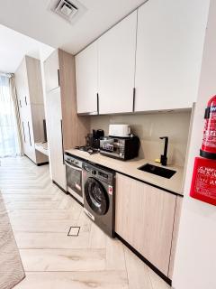 JVC Apartment Near Circle Mall - 4