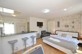 Stone Retreat - 1 min to the Sea - Trstenik - 9