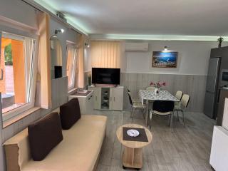 Mediterán Fedett Medencés Apartmanház - Szántód - 2