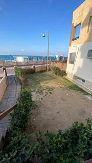 شاليه 3 غرف ارضي مرتفع بجنينه خاصه علي البحر مباشر المعموره الشاطئ - Alexandria - 1