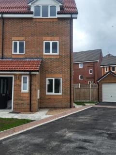 Modern 3-Bed House in Rotherham, WiFi, Garden & Free Parking - Kimberworth - 0