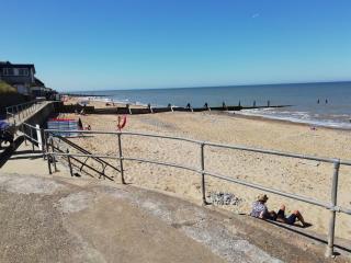 Seaviews, hot tub & sauna, beach access right opposite house - Mundesley - 8