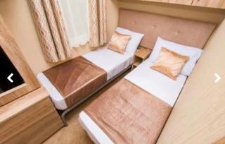 6 Berth 3 Bedroom Large Lodge, Decking, Private Parking, 2 Bathrooms inc Bath - Budleigh Salterton - 3