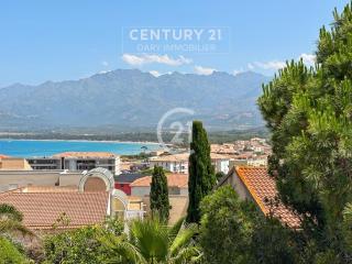 Maison familiale avec vue sur la baie de Calvi - 4