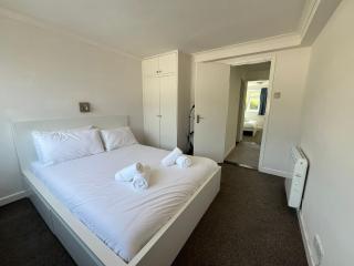 2 Bed Beach Apartment with Pool! - Mawgan Porth - 1