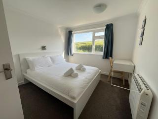 2 Bed Beach Apartment with Pool! - Mawgan Porth - 4
