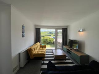 2 Bed Beach Apartment with Pool! - Mawgan Porth - 8