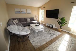 Lakefront Villa with private heated pool - 8