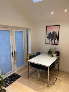 3 Bedroom Ground Floor Flat in Period Property - Richmond upon Thames - 2
